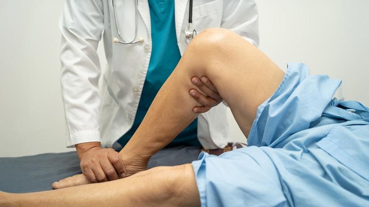 Artroplastia do joelho após celulite: quando é seguro fazer?