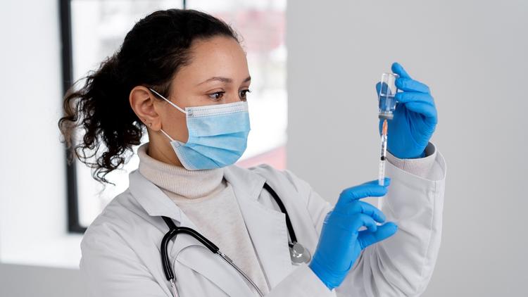 Dose dupla de vacina contra gripe pode reduzir mortes após AVC, aponta estudo
