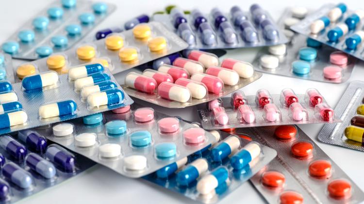 Quais medicamentos previnem a artrofibrose após artroplastia de joelho?