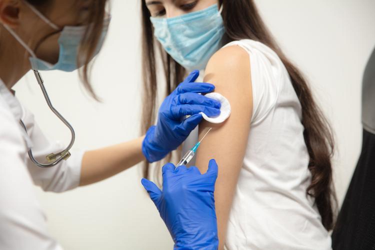 POSSO REALIZAR PROCEDIMENTOS INJETÁVEIS COM AH EM PACIENTES COM DOENÇAS AUTOIMUNES