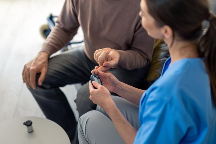 Risco de demência em pacientes com DM2 é maior com inibidores de SGLT2 ou DPP-4?